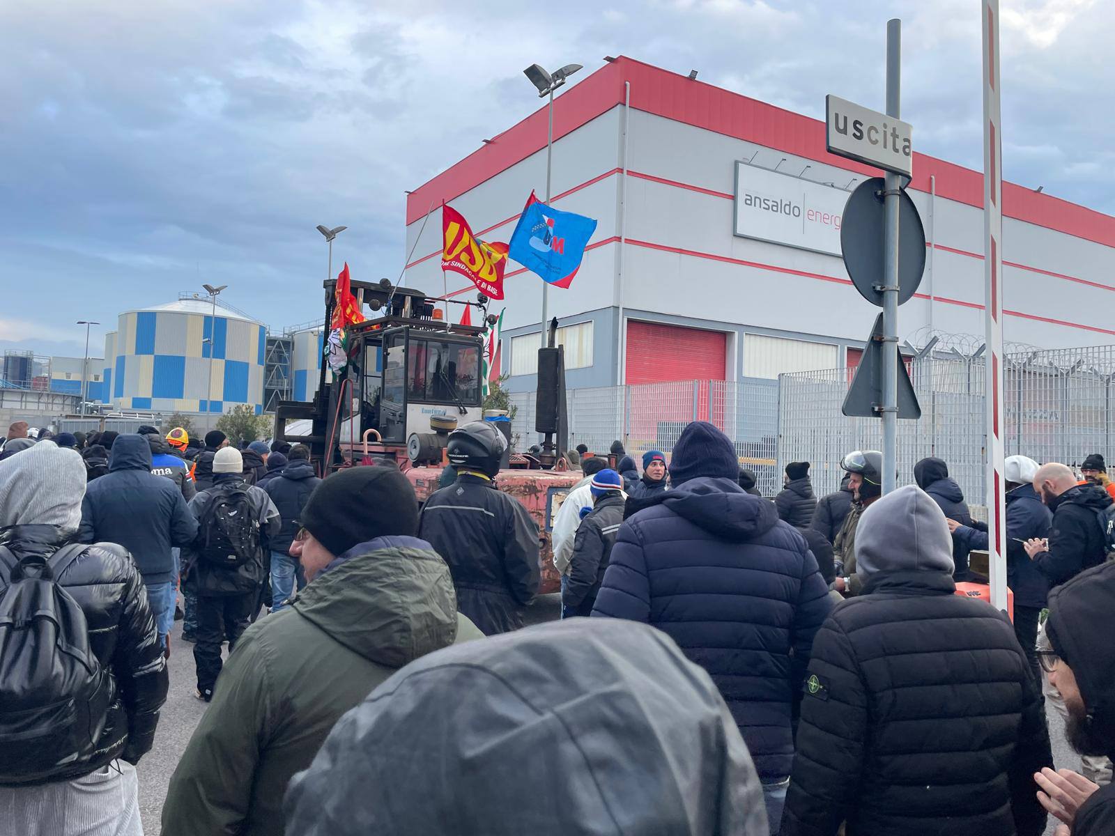 Sostegno alla lotta dei lavoratori di Cornigliano, No allo sciopero generale.